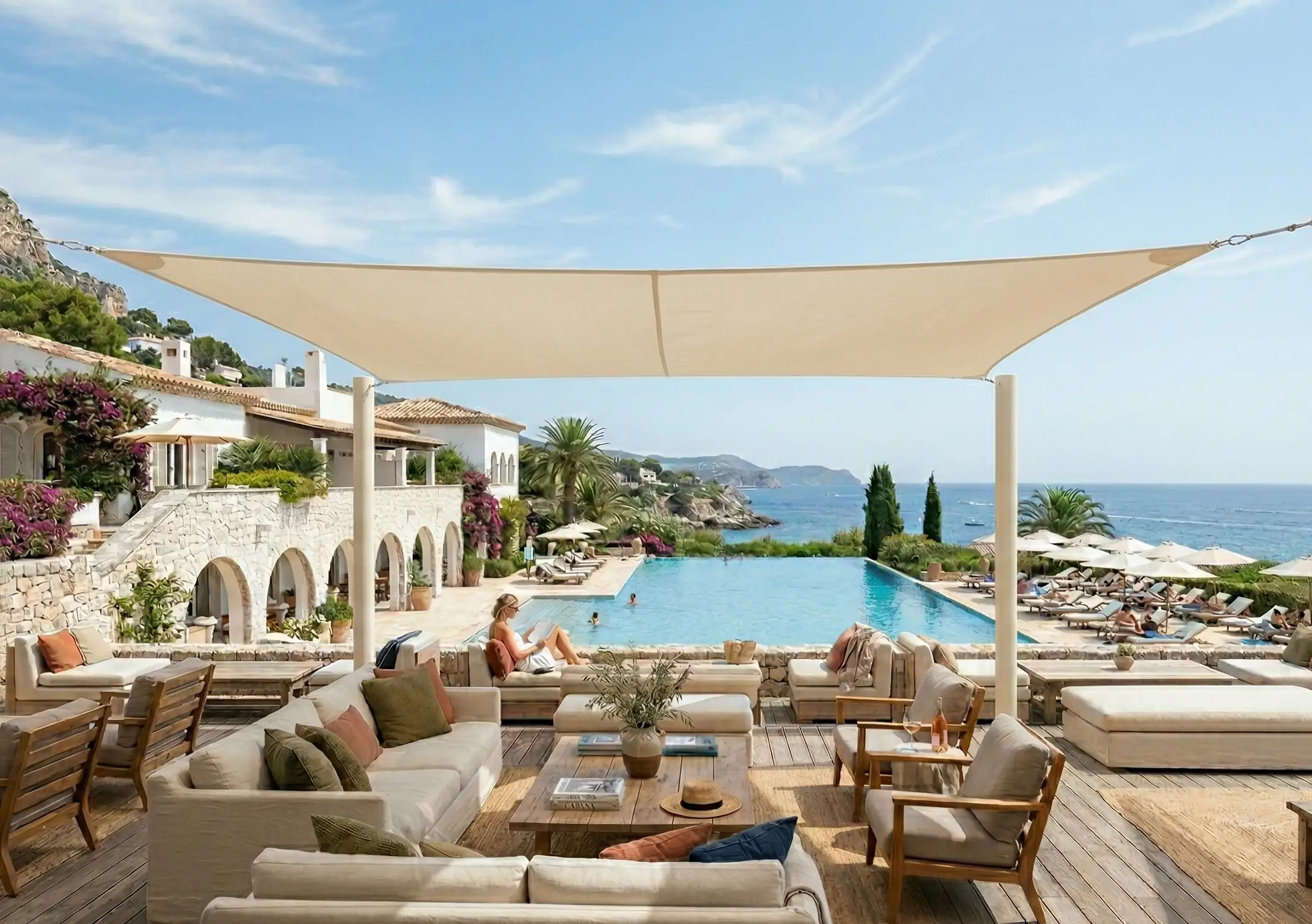 Un club con canchas de tenis y pickleball, un sector d muebles de exterior moderno de madera y almohaones blancos, sombrillas para el sol y una piscina de fondo