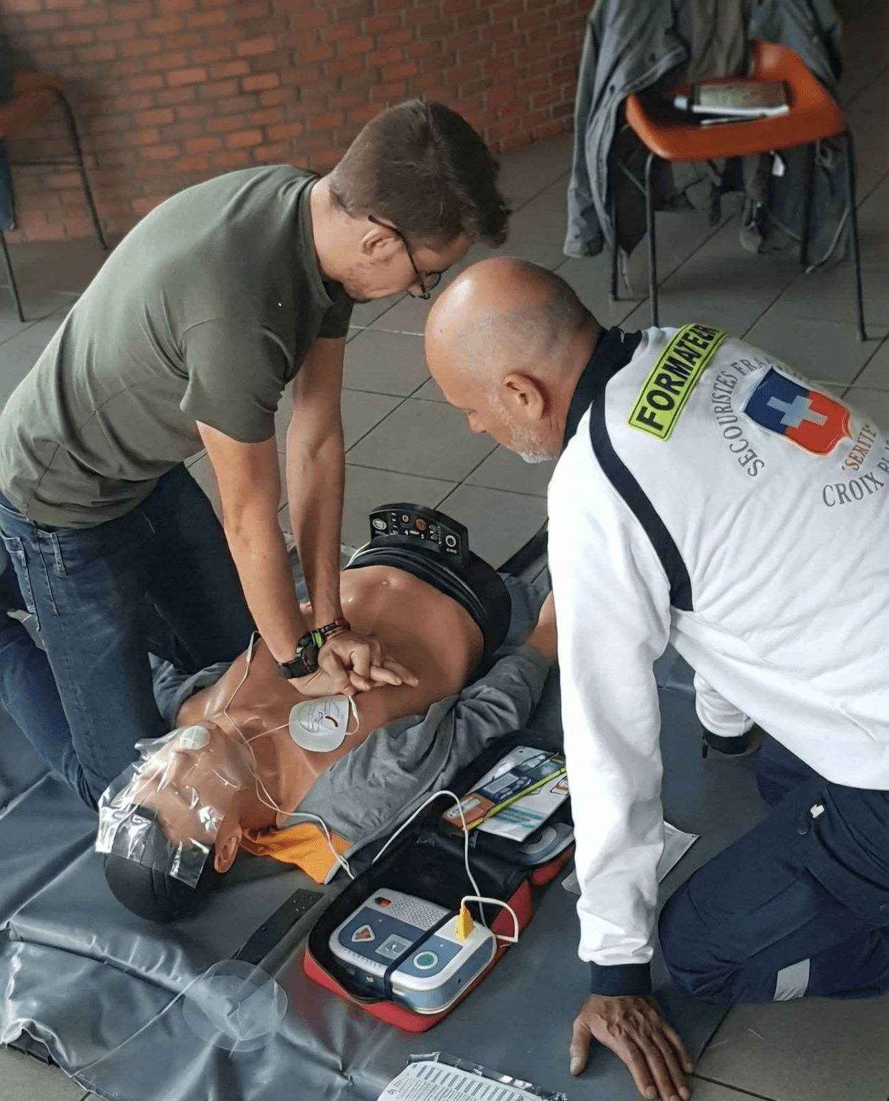 Formation aux premiers secours avec mannequin et défibrillateur automatique externe.