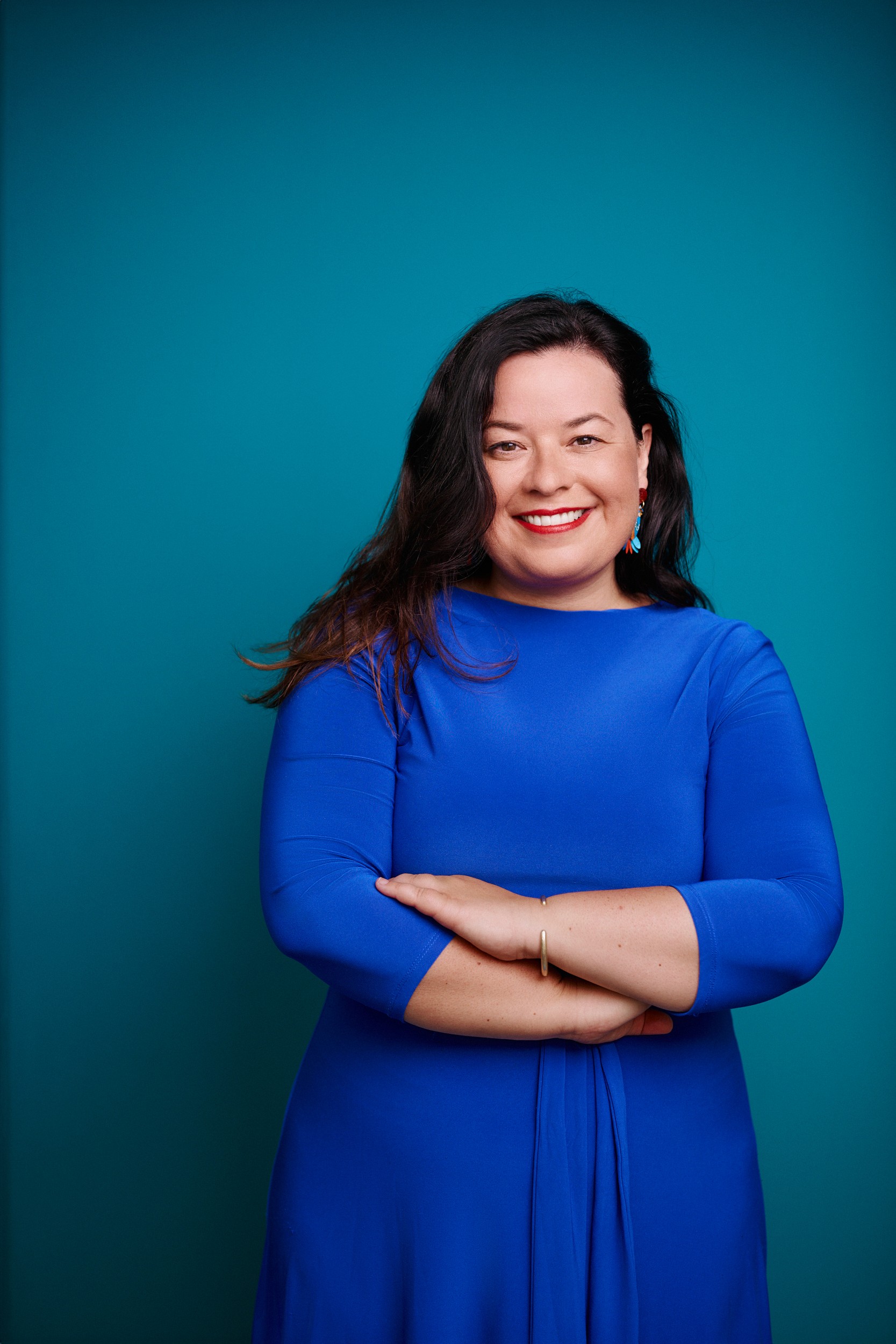 Studio-Portrait von Christiane Killian in einem eleganten blauen Kleid, fotografiert im kreativen Wytspace Mietstudio und Fotostudio in Erfurt.