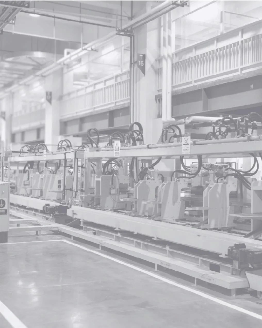 Die helle und geräumige Produktion zeigt fortschrittliche Roboter, die automatisierte Montage ausführen.