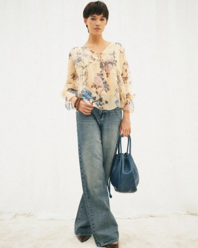 Foto caricata: camicia a fiori, jeans a gamba larga e borsa blu