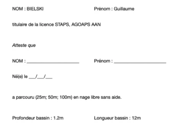 Un homme flottant sur le dos