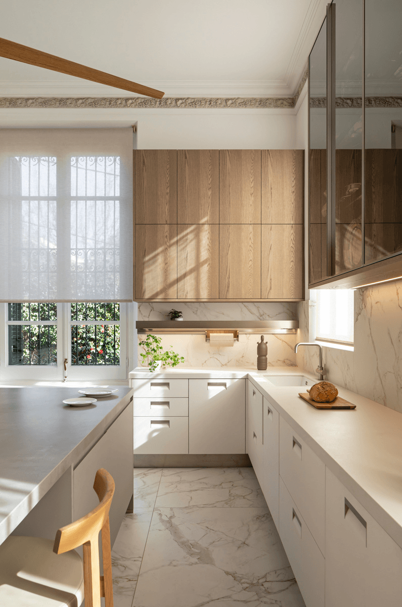 Cocina Arclinea con acabados en mármol y madera de alta gama