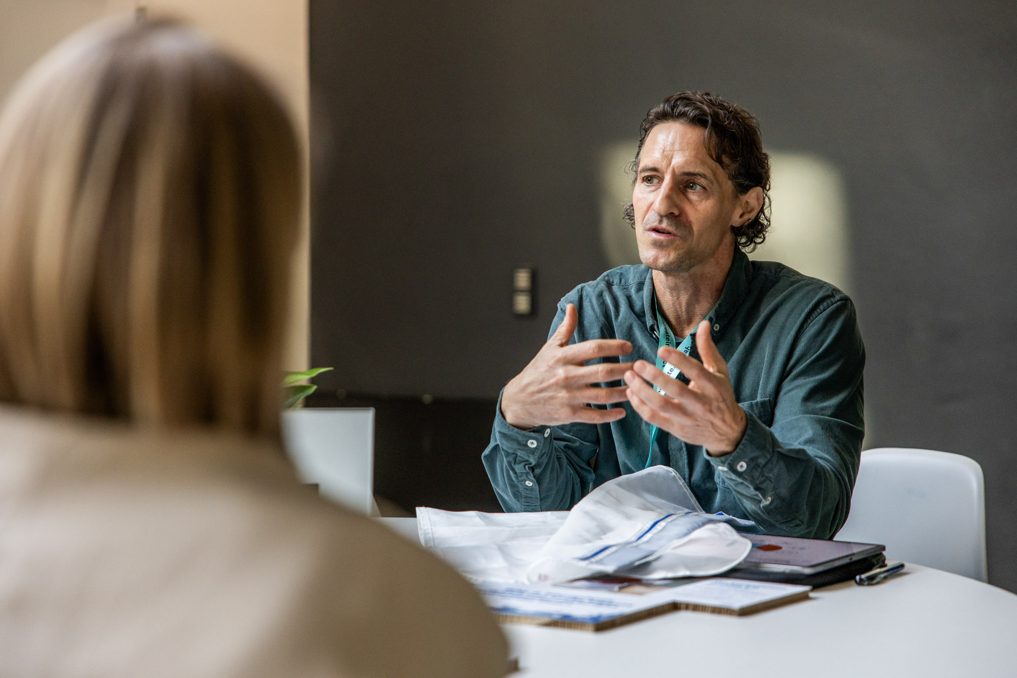 Zwei Geschäftspersonen stehen an einem Konferenztisch und diskutieren intensiv