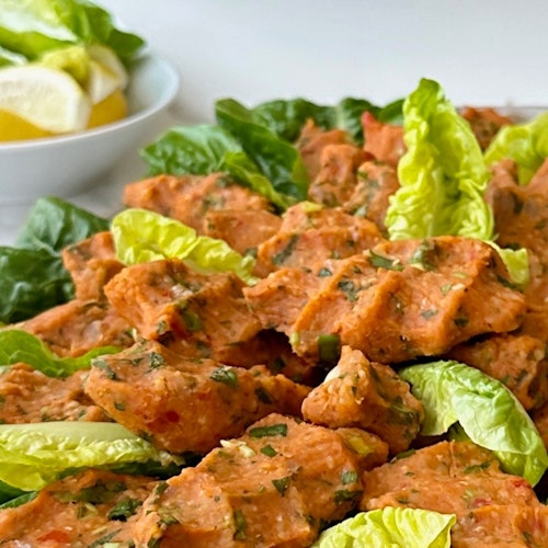 Mercimek Köftesi, kırmızı mercimekten yapılan popüler bir vejetaryen yemektir.