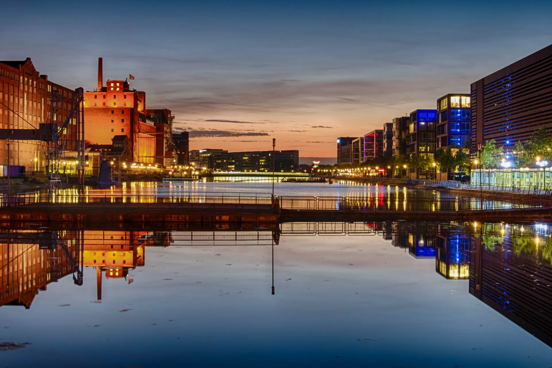 Ein Fluss in NRW: Links und recht sind Häuser, welche leicht angeleuchtet werden und in der Mitte ein Fluss.