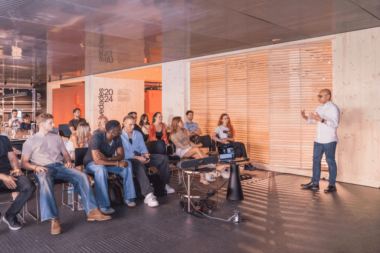 Annotated interface of a teleconsultation app highlighting flaws such as overly prominent search functions, confusing information hierarchy, and the redundancy of some tabs and features.