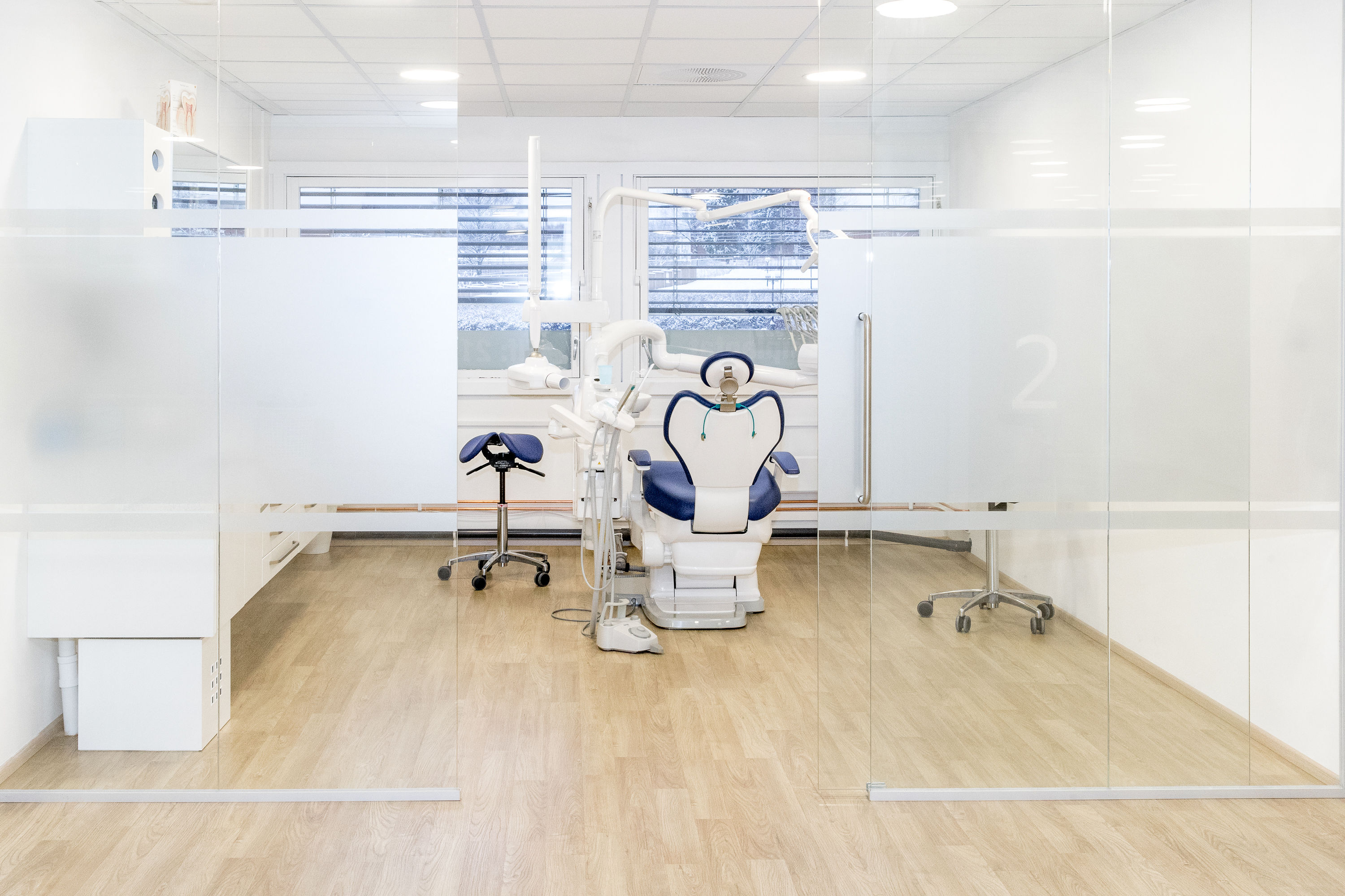 En gruppe unge mennesker ligger sammen og smiler, et uttrykk for glede, vennskap og selvtillit.