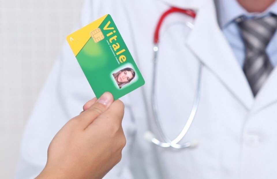 a carte vitale gave to a doctor, illustrating the healthcare contribution