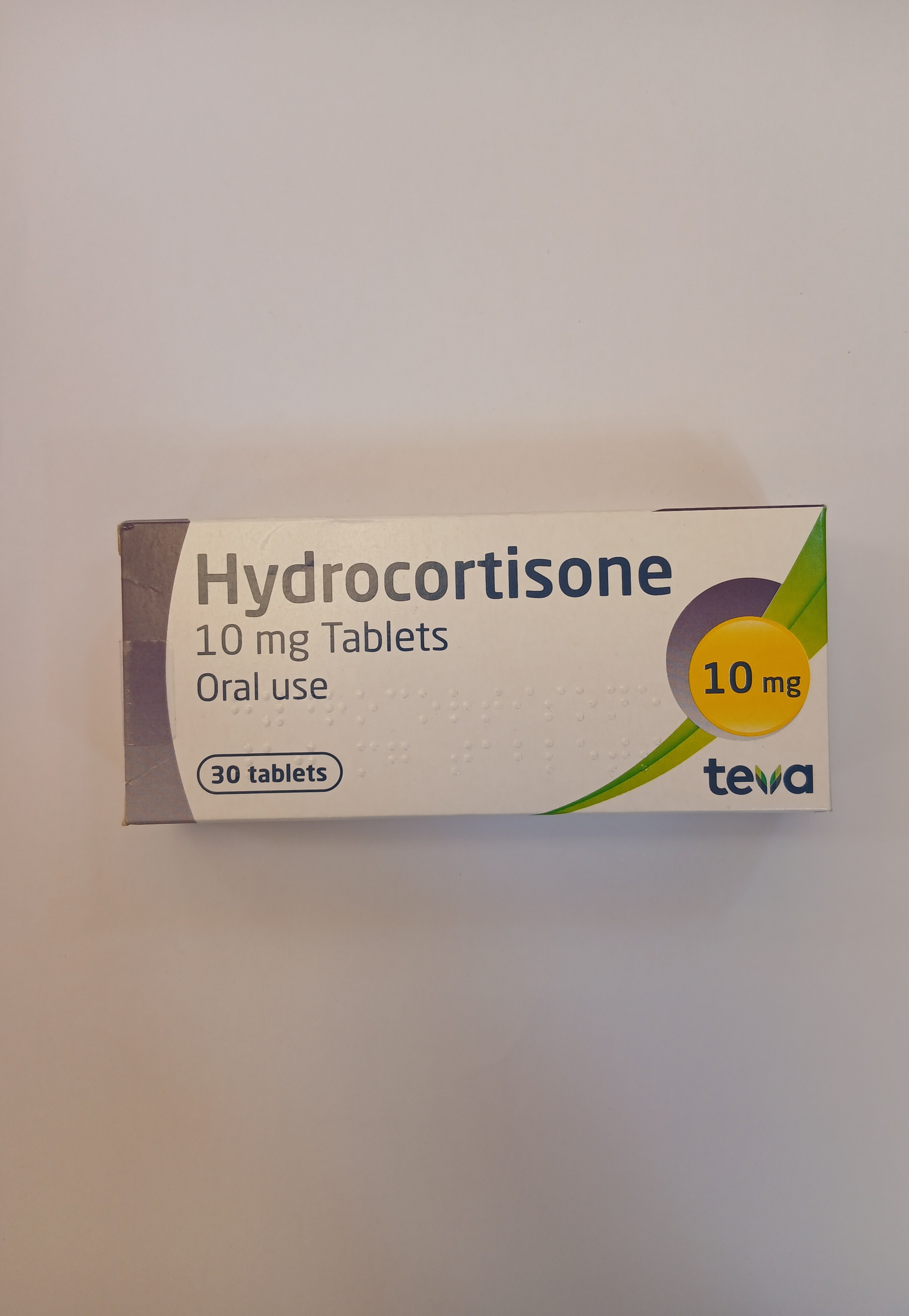 A white and green cardboard box packaging displays "10 mg" dosage text and contains 30 oral tablets arranged inside.