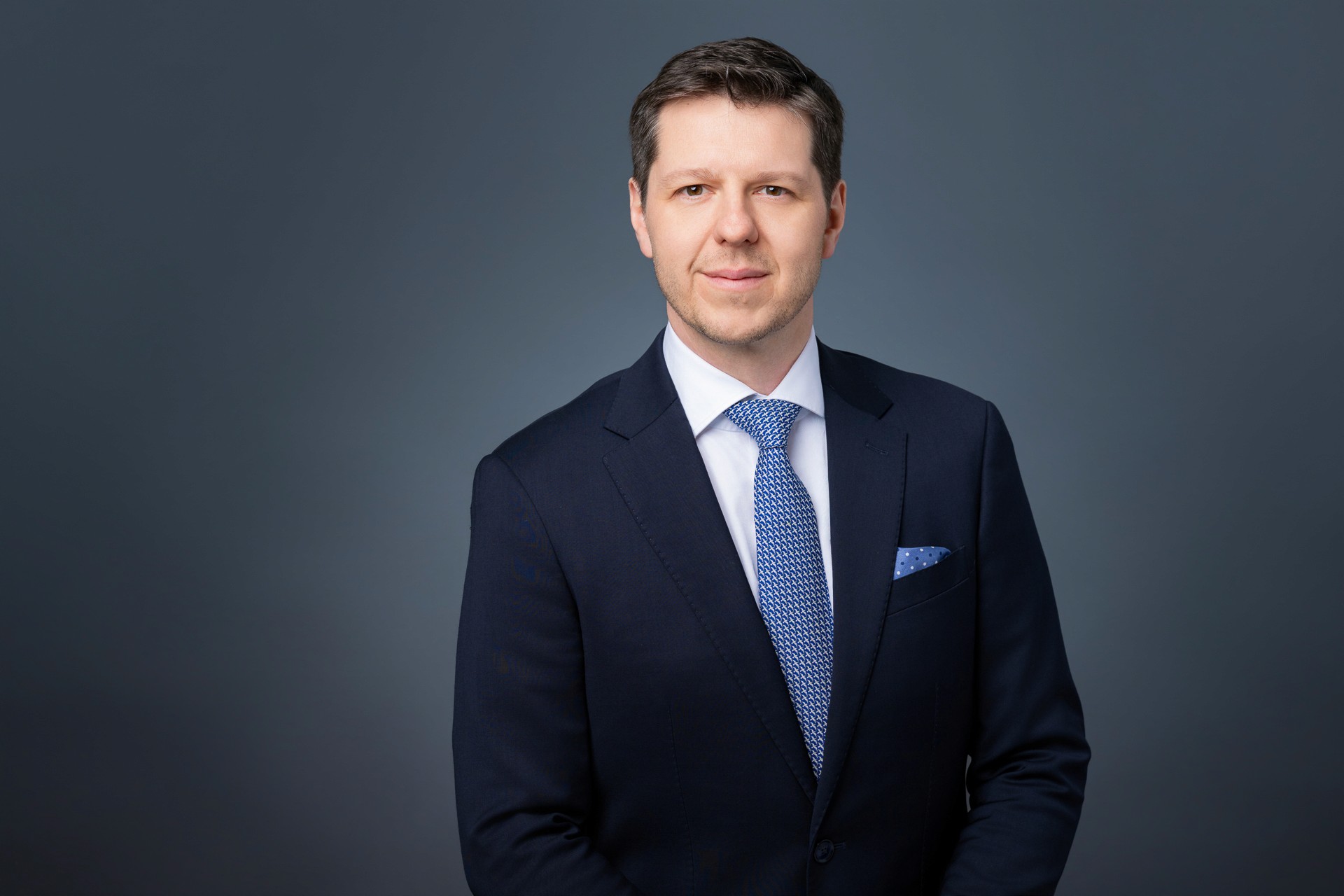 Business Portrait eines Managers im Anzug vor dunklem Hintergrund im Fotostudio Zürich