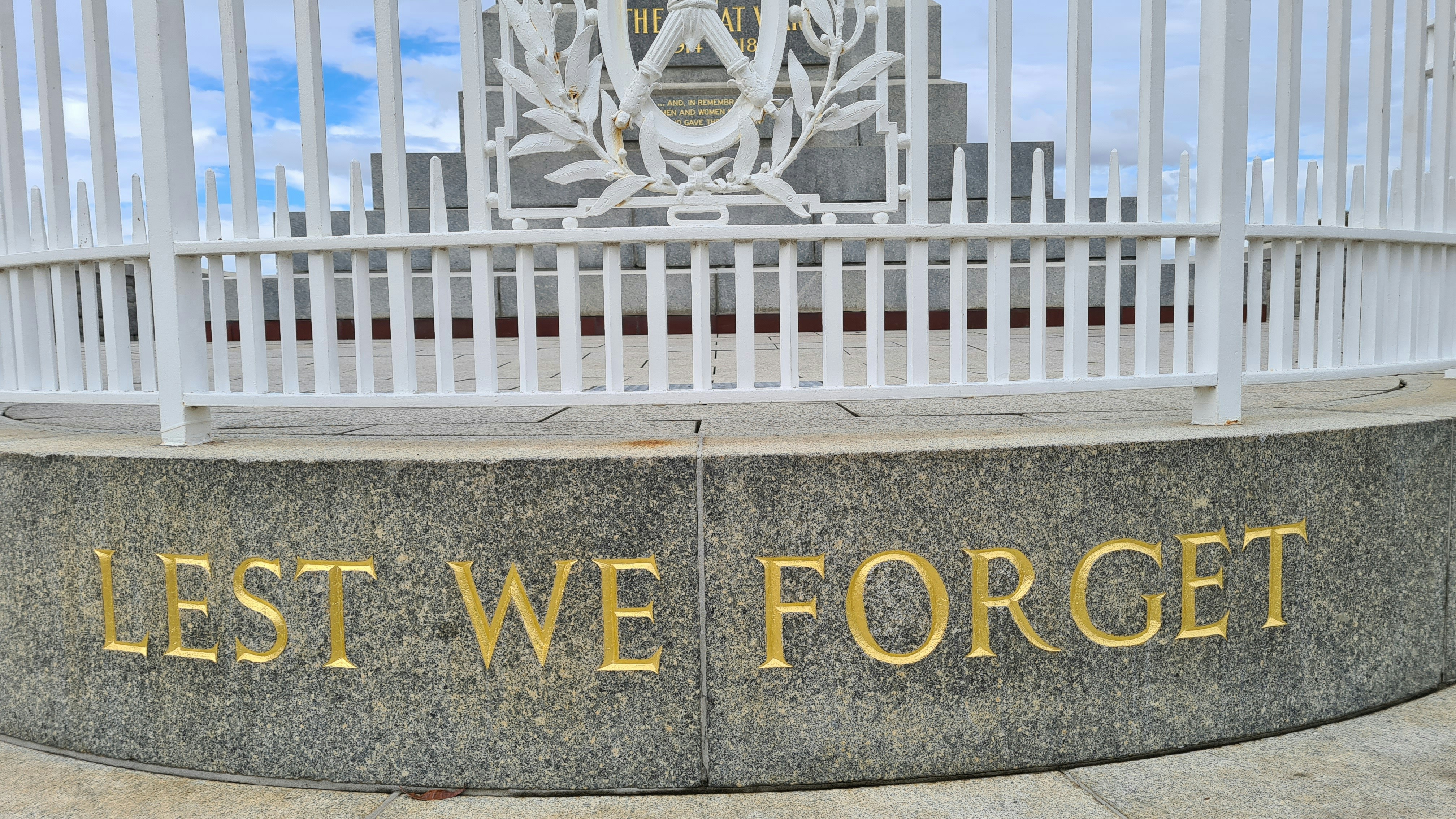 a monument with the words rest we forget written on it