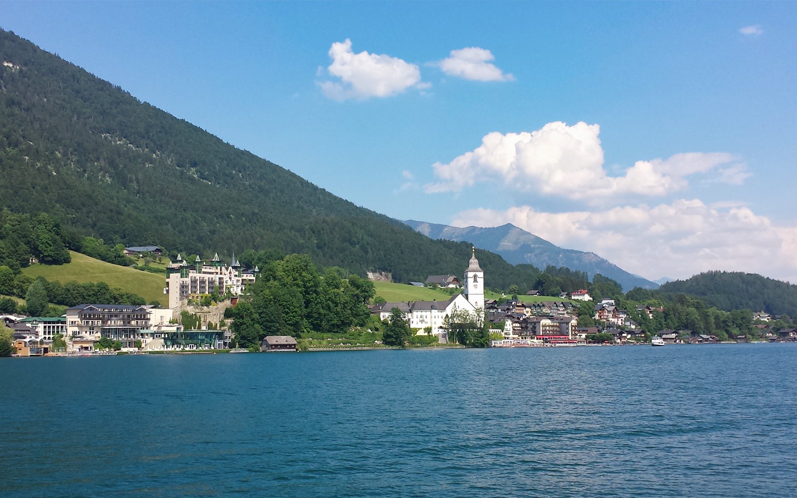 Salzburg sølandsby med kirke og bjerge, en del af Sound of Music og Salt Mines turen.