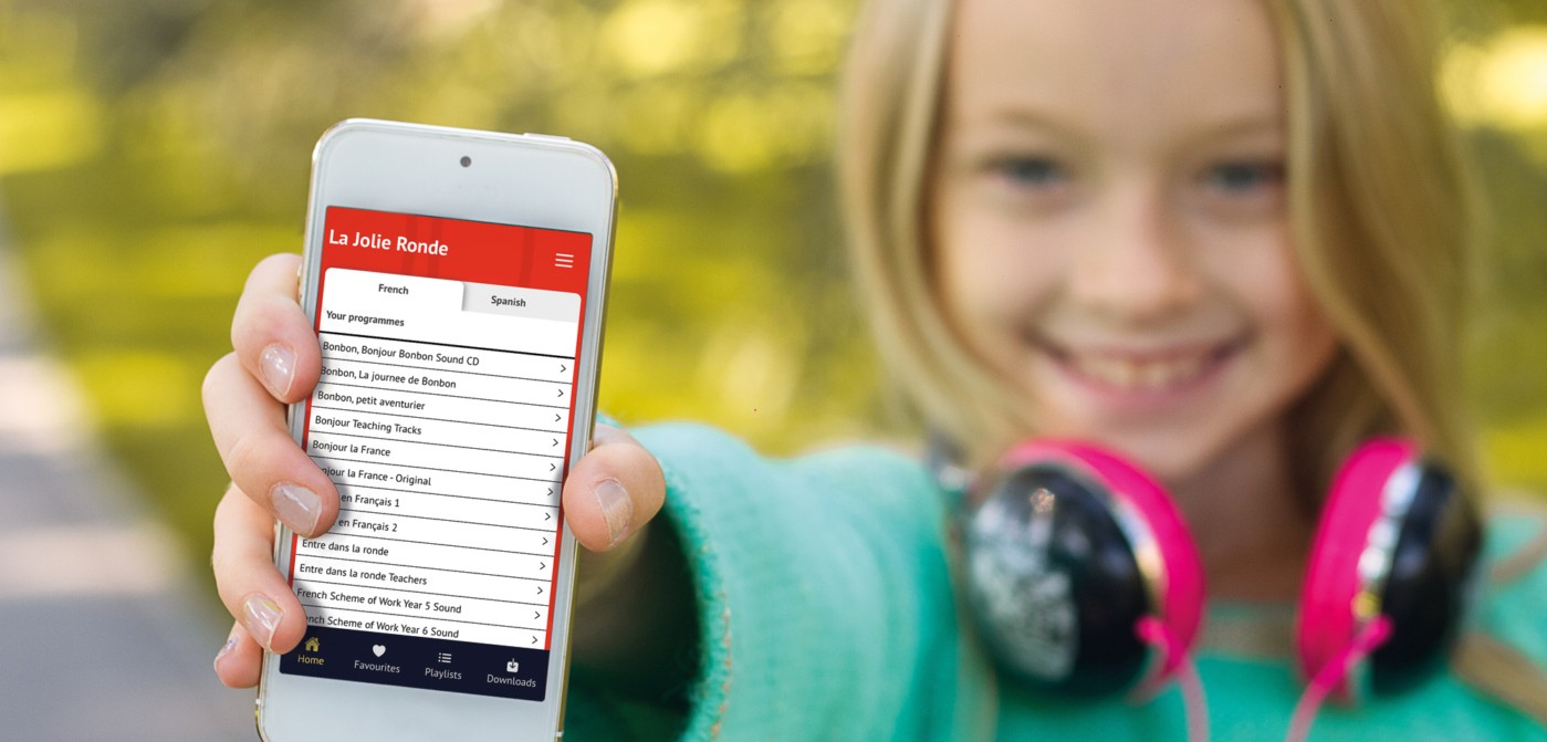 Young girl holding a mobile phone with the La Jolie Ronde language app on the screen