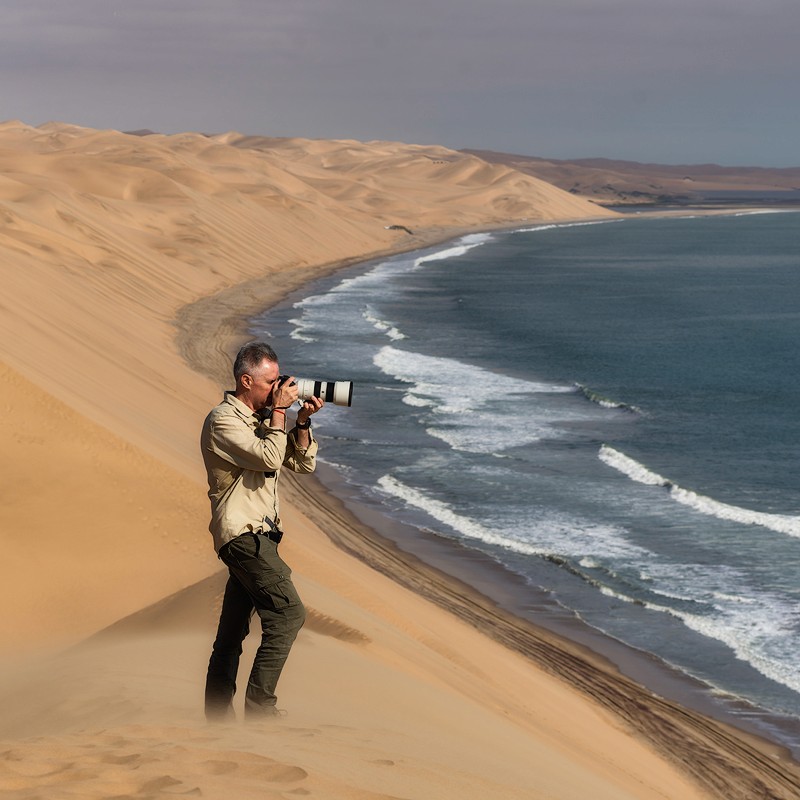 Juanra Noriega haciendo fotos en Namibia