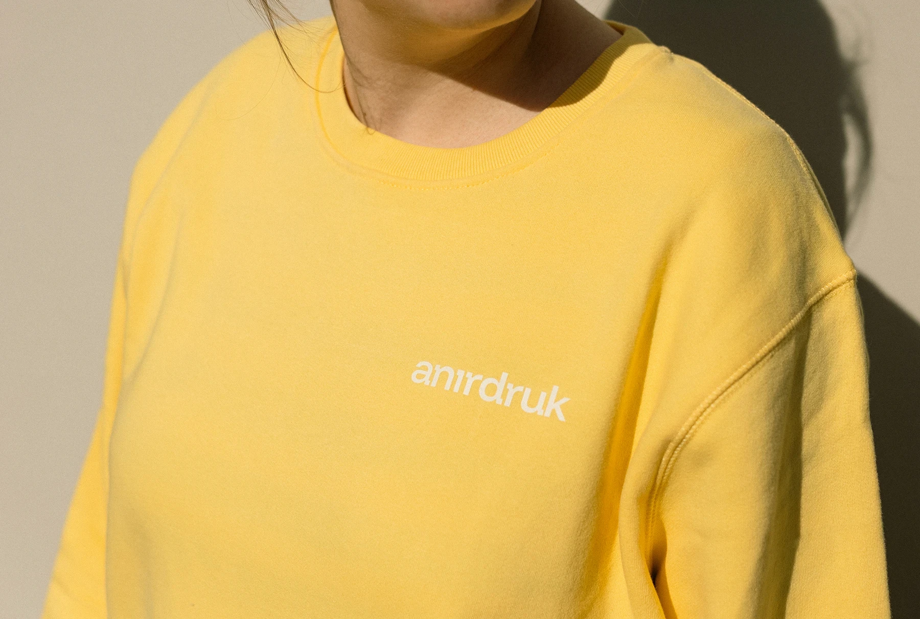 Żółta bluza firmowa z haftowanym logo Anirdruk