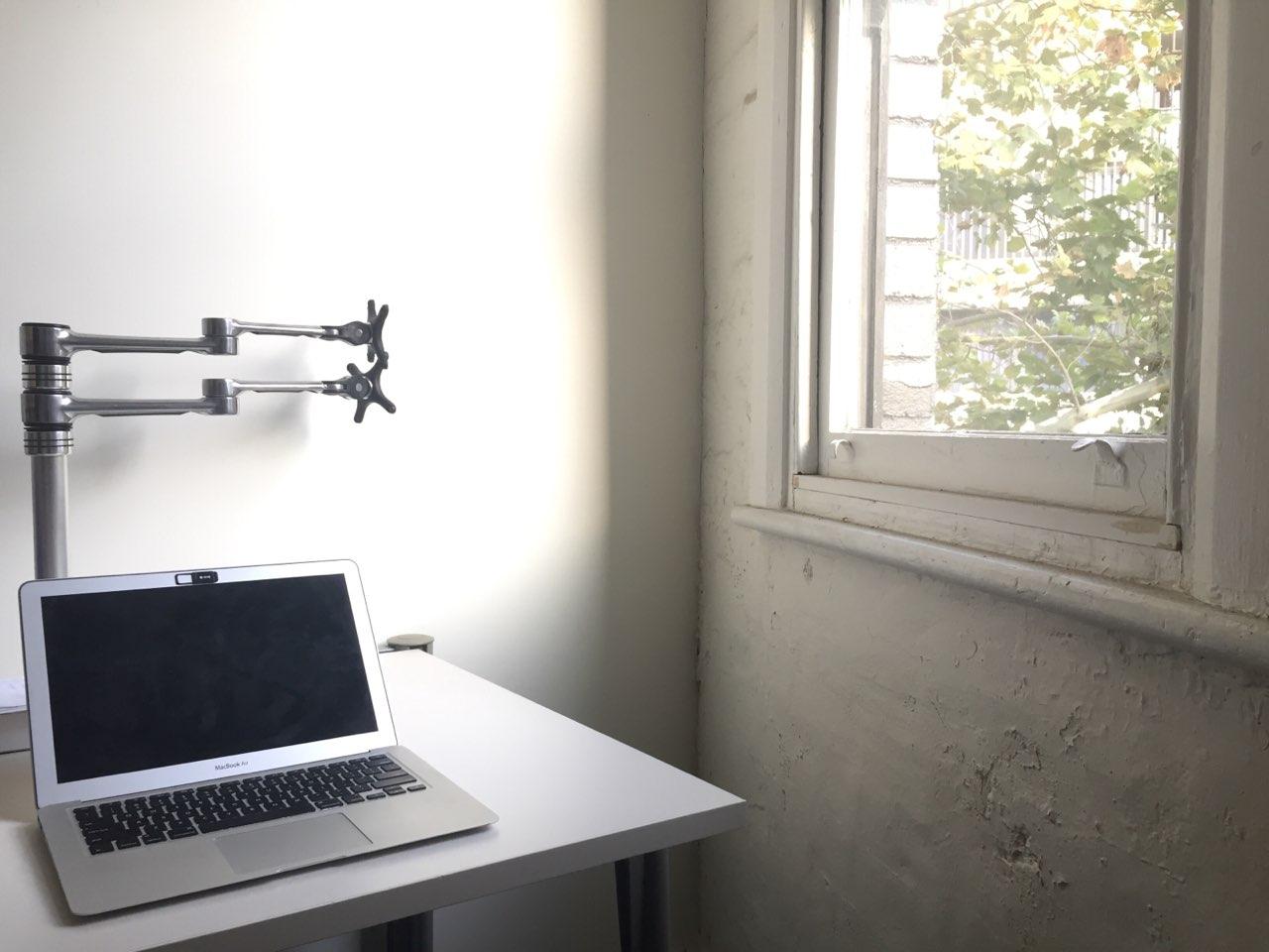 空旷的办公桌与窗户