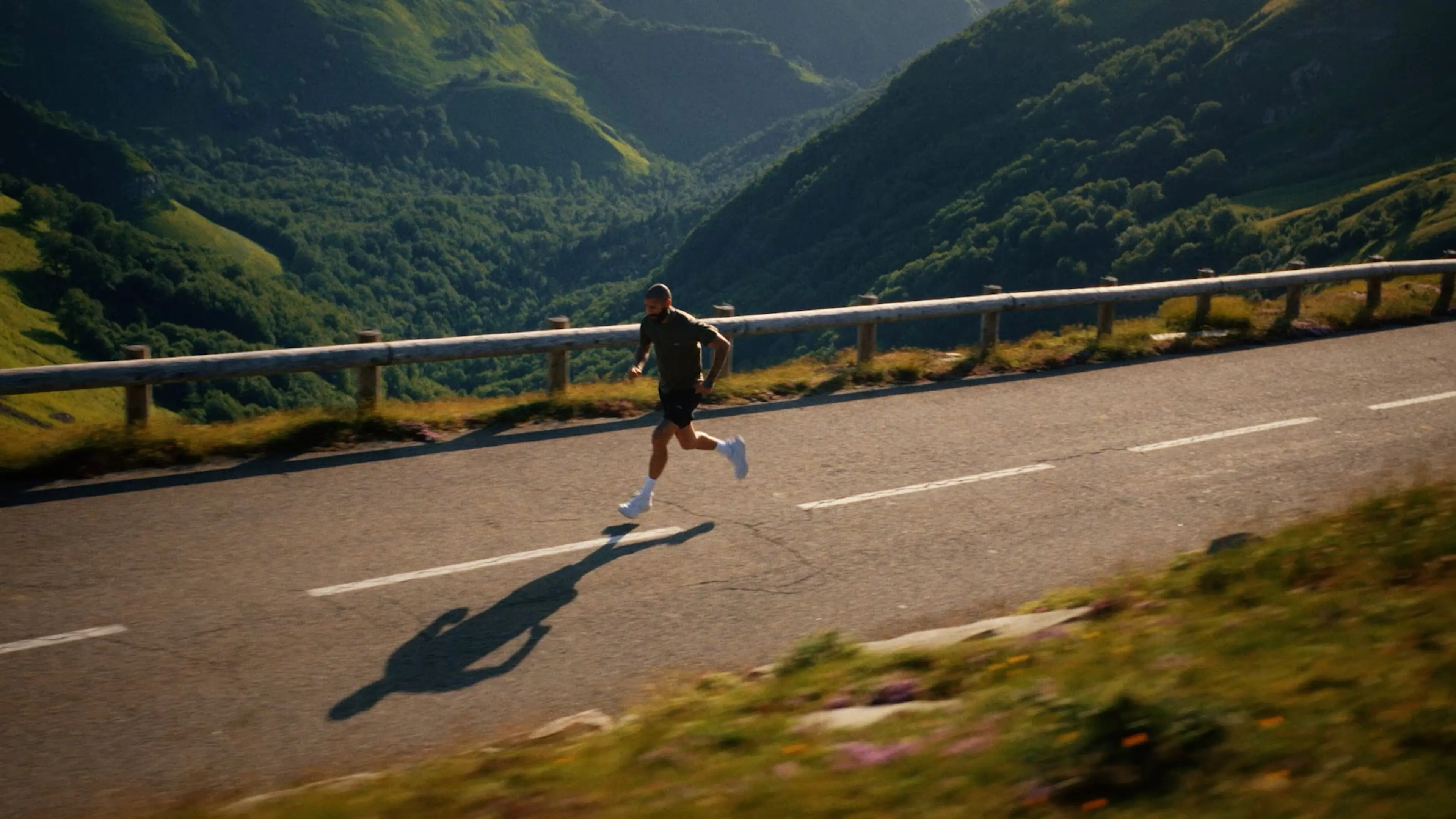 homme qui porte tenue sport asphalte