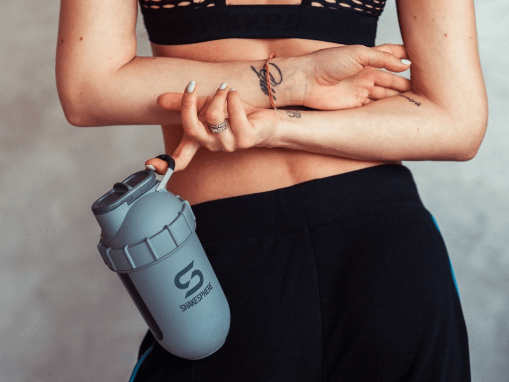 Shaker Shakesphere en plastique haut de gamme, conçu pour mélanger les protéines sans grumeaux.