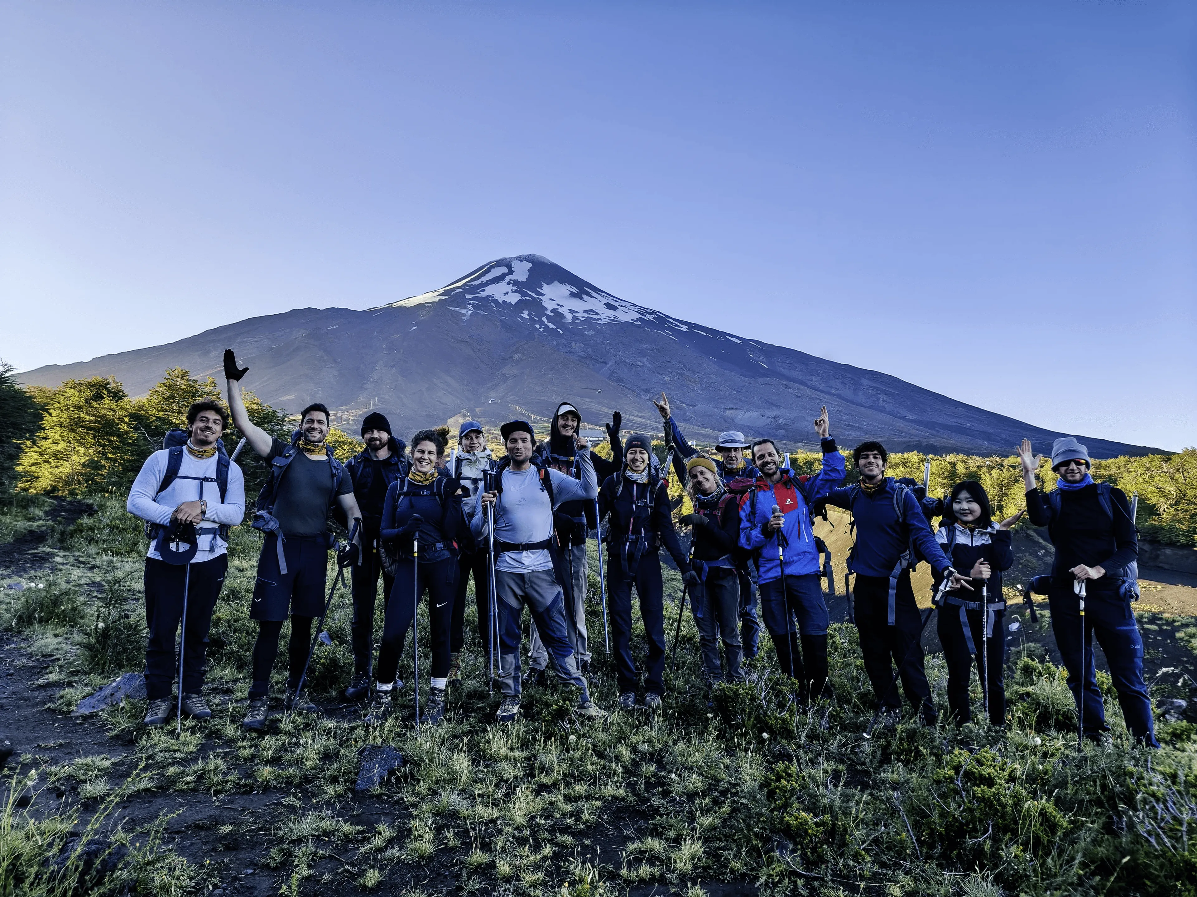 un groupe de personne en face du volcan villarica