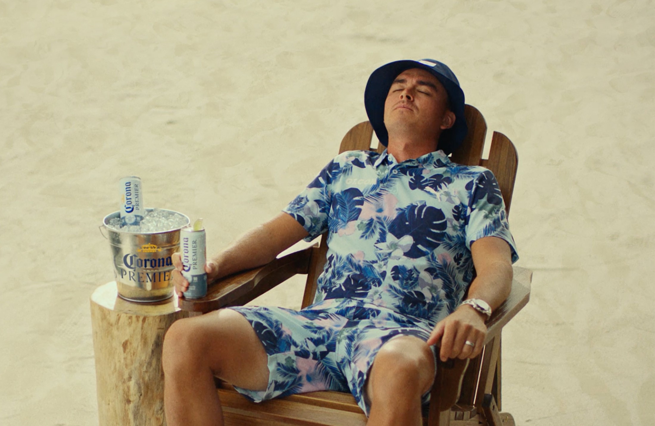 Rickie Fowler chillin on the beach