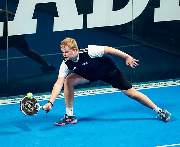Antti Kampman padel-kentällä puolustusasemissa