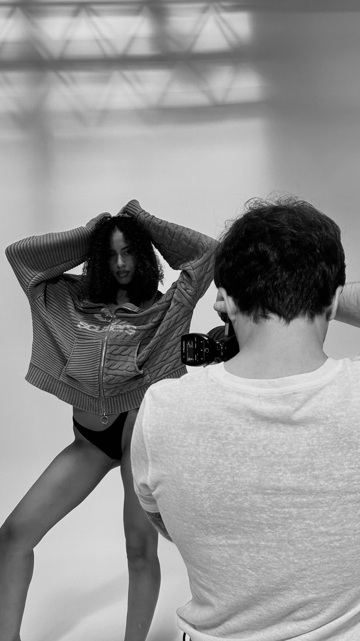 Fotografia fashion editoriale modella in studio per campagna pubblicitaria brand lusso – Milano