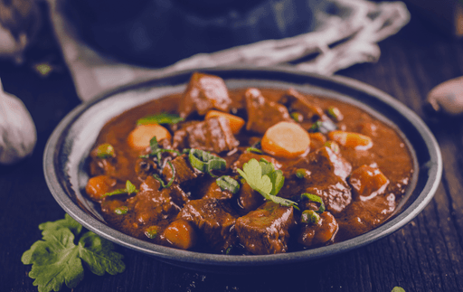 Olla con sopa caliente humeante asociada al confort emocional y bienestar.