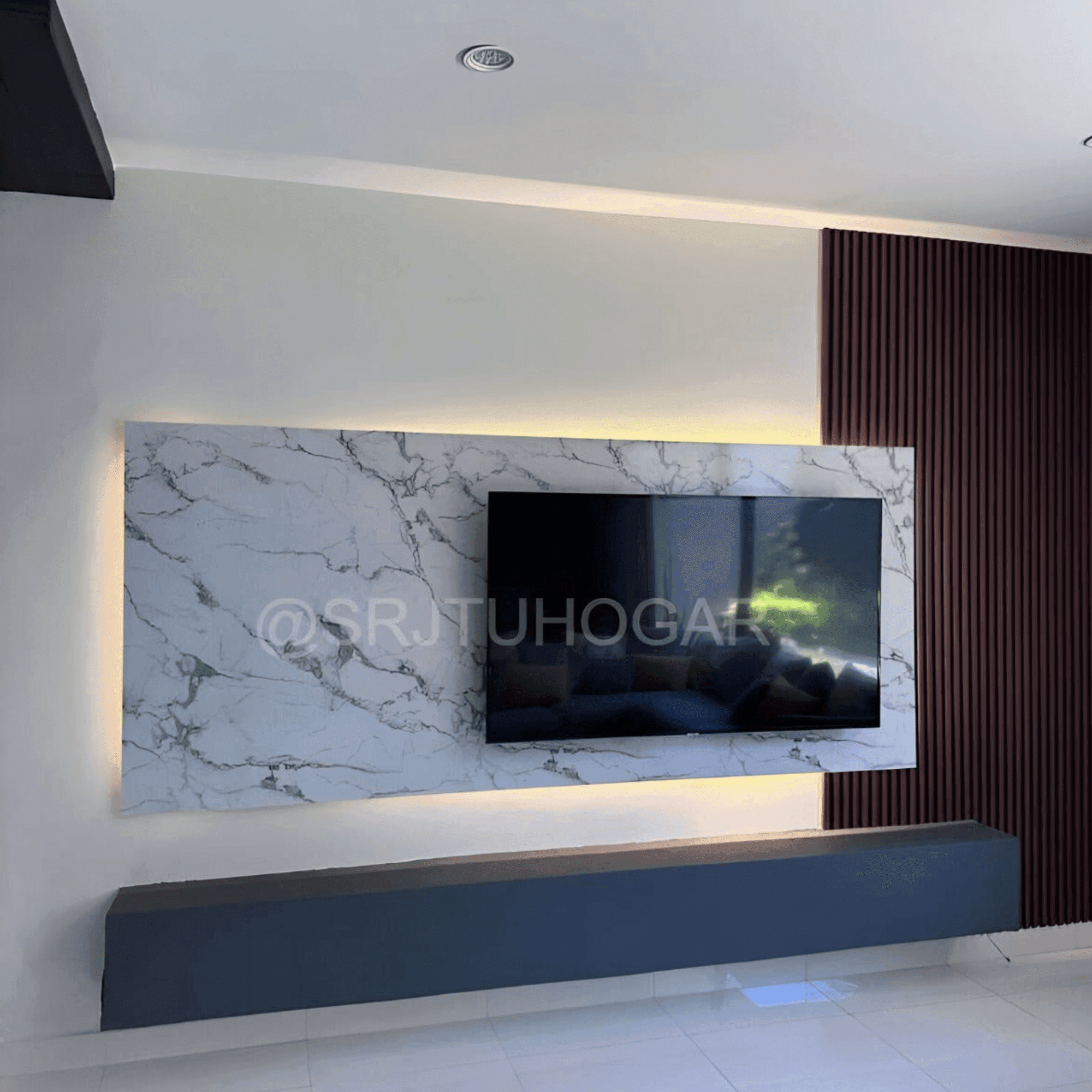 Placa PVC mármol Venato blanca instalada en ambiente moderno | SRJ Tu Hogar Uruguay