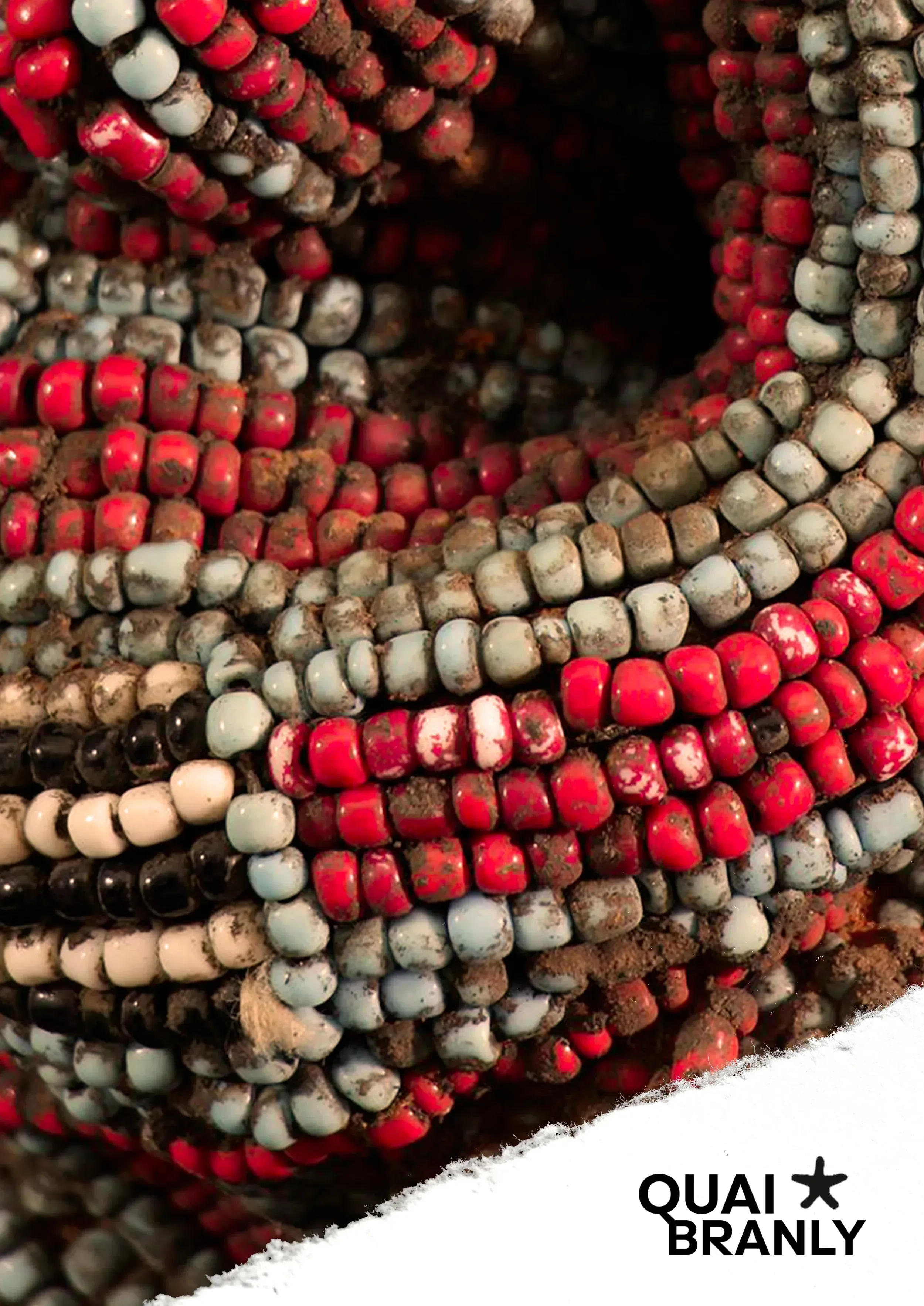 Affiche du quai Branlty mettant en scène une déchirure du papier de l'affiche, permettant d'entrer à travers le papier directement dans l'exposition