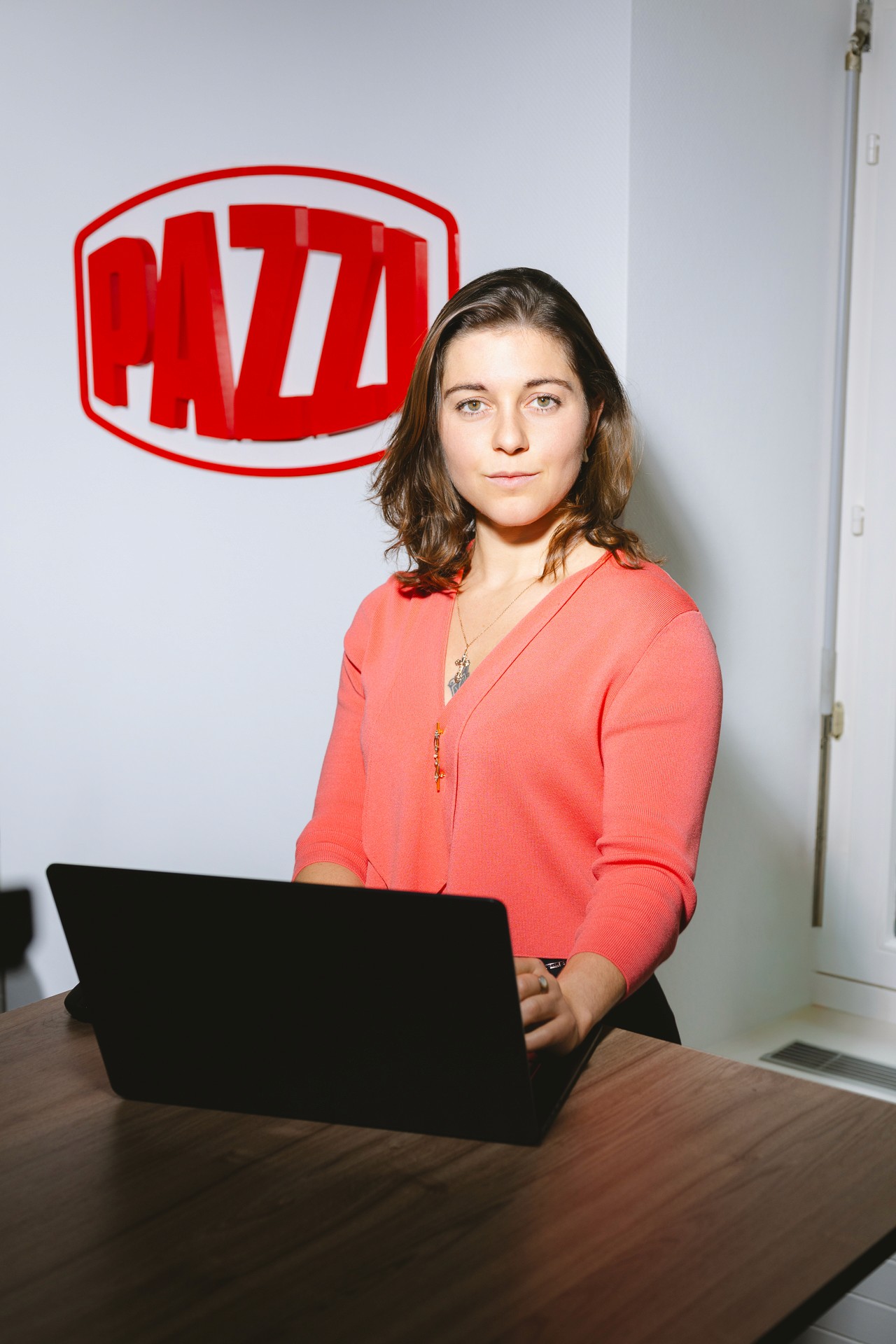 Personal Branding Portrait einer Frau im Büro mit sichtbarem Unternehmensbranding, Businessfotografie aus Zürich