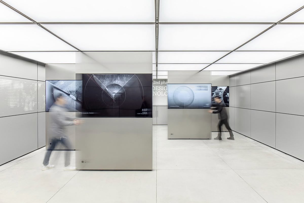 BrandingWorks 專業室內體育館及籃球場地板地台工程，採用優質運動地板及木質格柵天花，優化香港學校及會所運動空間。