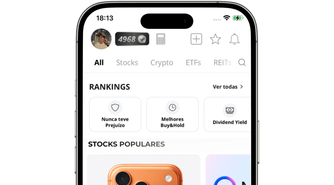 Interface de smartphone da Travus AI exibindo a seção de Rankings e Ações Populares. O menu superior permite filtrar por Stocks, Crypto, ETFs e REITs. Na seção 'Rankings', destacam-se três cards de curadoria: 'Nunca teve Prejuízo', 'Melhores Buy&Hold' e 'Dividend Yield'. Abaixo, inicia-se a seção 'Stocks Populares' com imagens de ativos. Design limpo em fundo branco com texto em preto e ícones minimalistas.