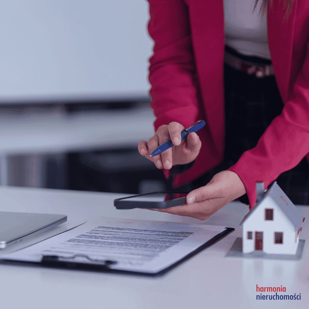 Administratorka nieruchomości podpisująca dokumenty dotyczące zarządzania budynkiem