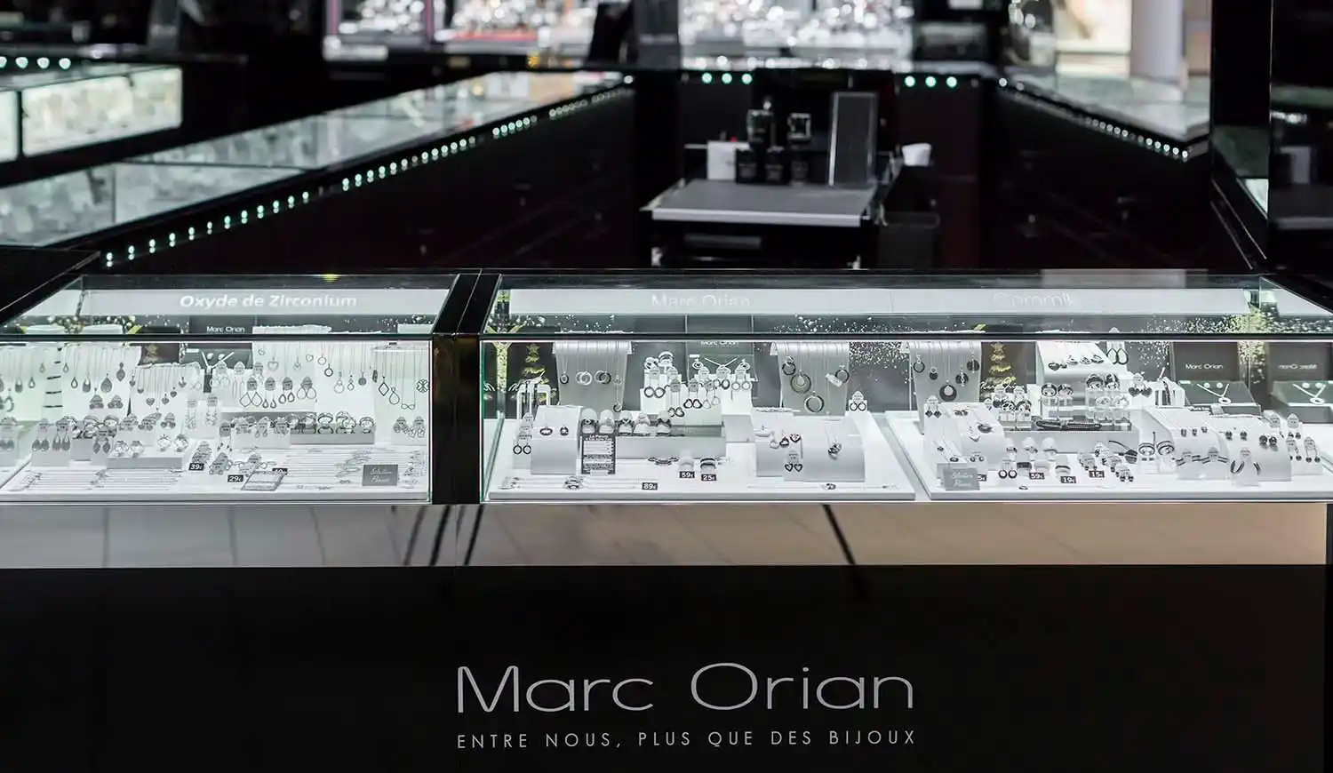 présentoir avec des bijoux