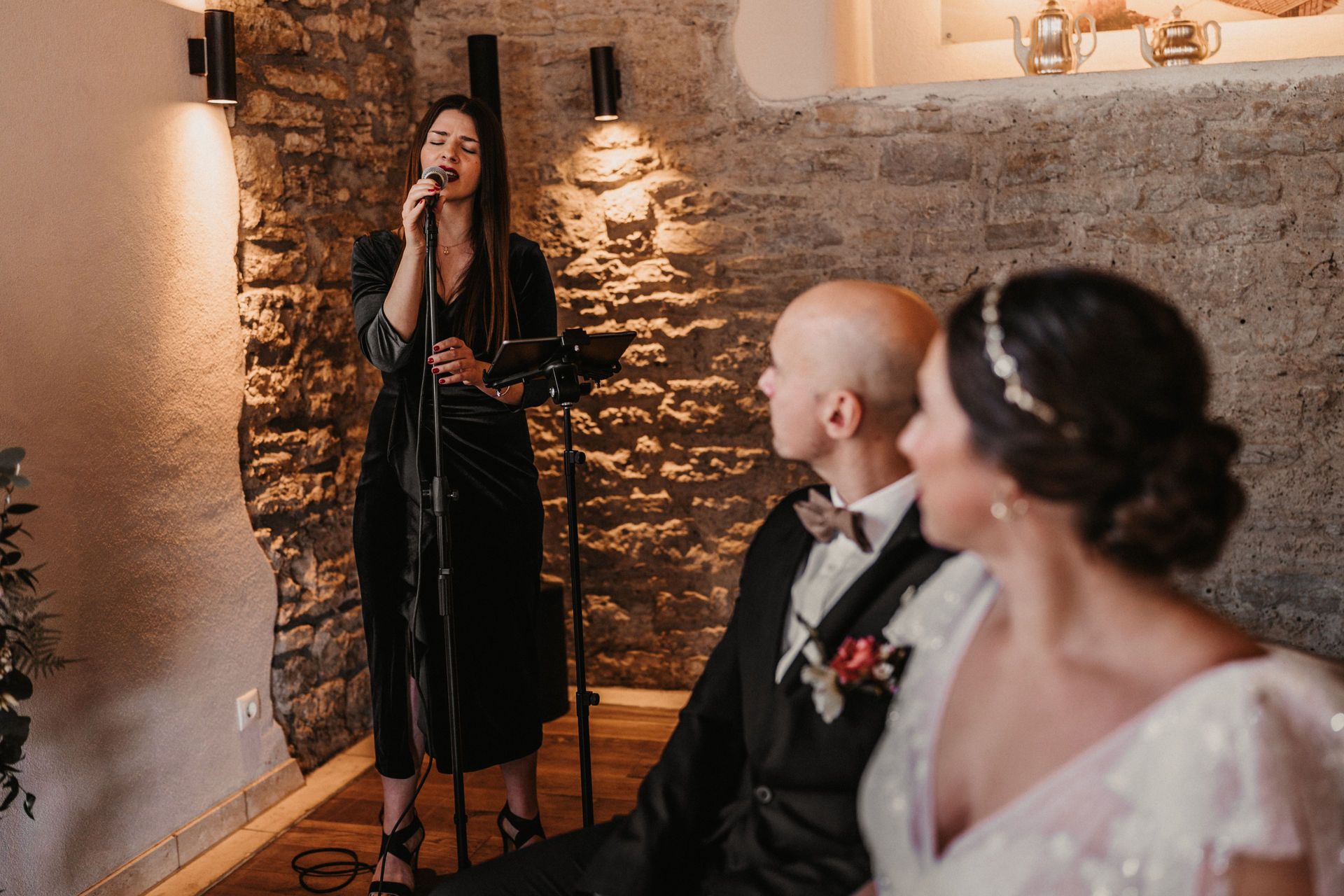 Stimmungsvoller Live-Auftritt von Katharina Stahl während einer Hochzeitsfeier – professionelle Musikbegleitung auf marrymind.