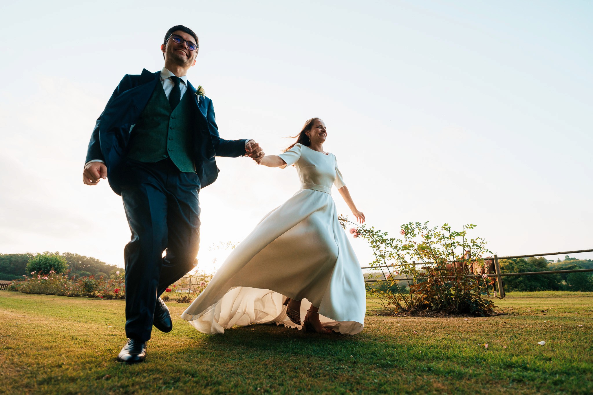Photo de couple au coucher de soleil durant un mariage à Finca MAchoenia à Urrugne