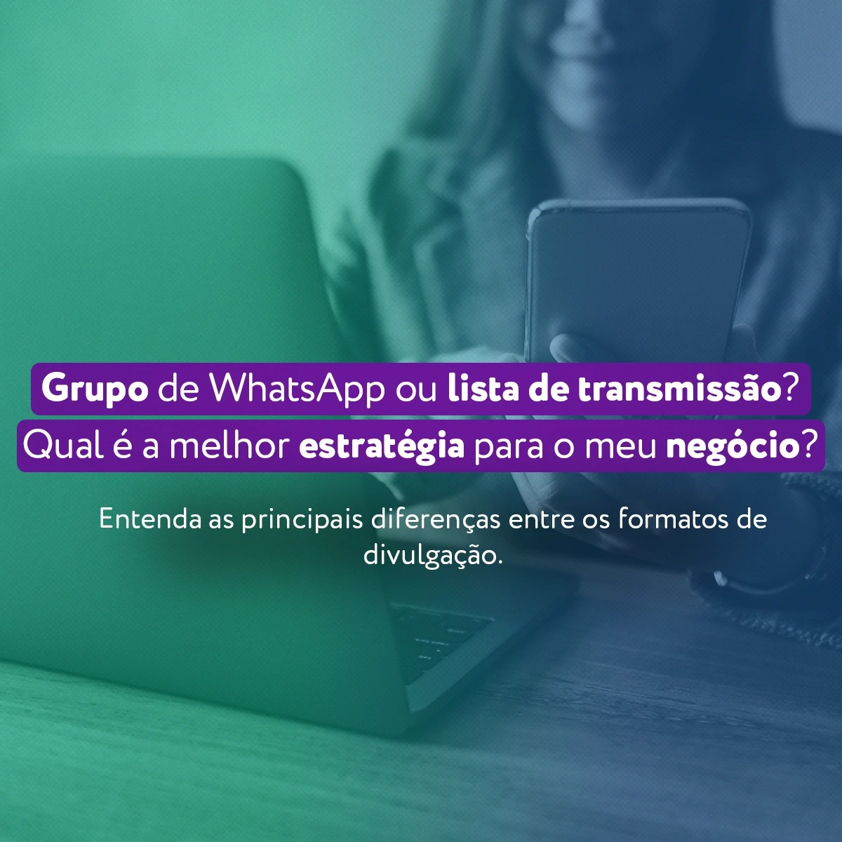 Empresária analisando a melhor estratégia de divulgação via WhatsApp corporativo