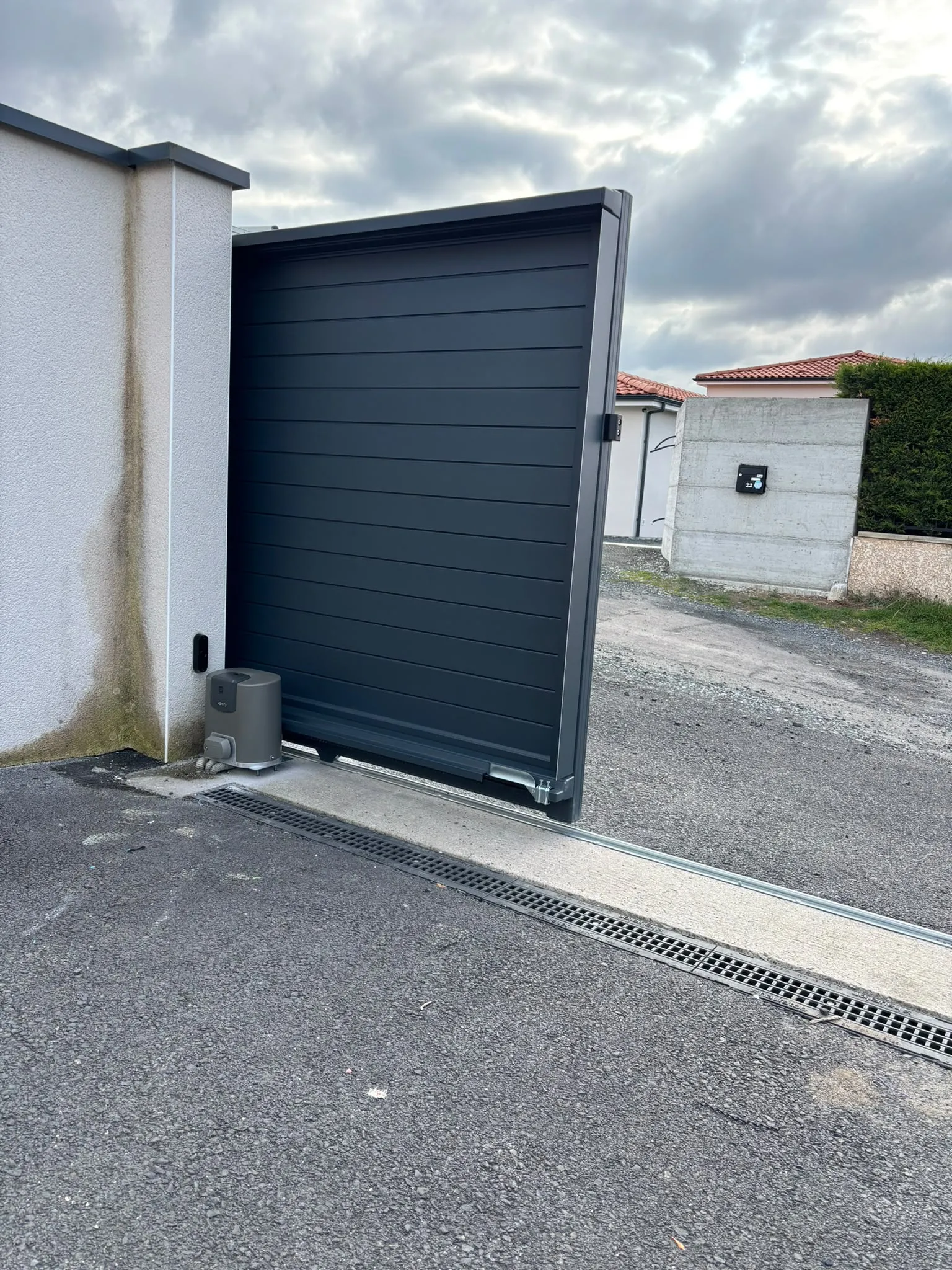 Portail et portillon gris ouverts — AFermetures