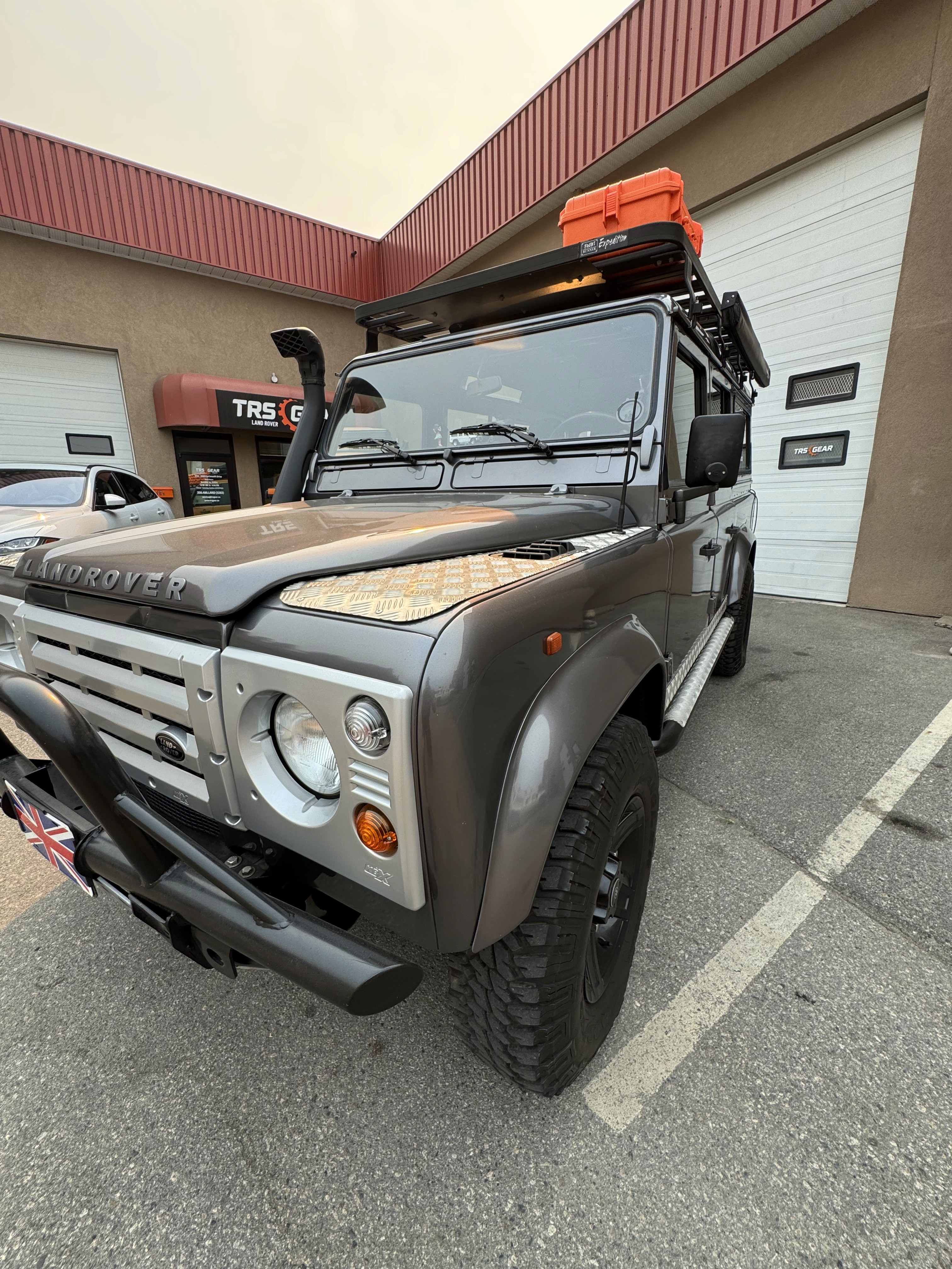 Land Rover Defender 110 photo 11