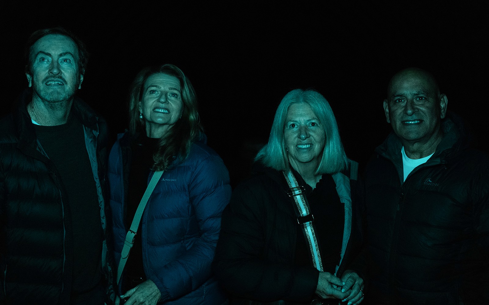 Grupa ciesząca się wieczorną wycieczką po lesie deszczowym i obserwacją świecących robaczków.