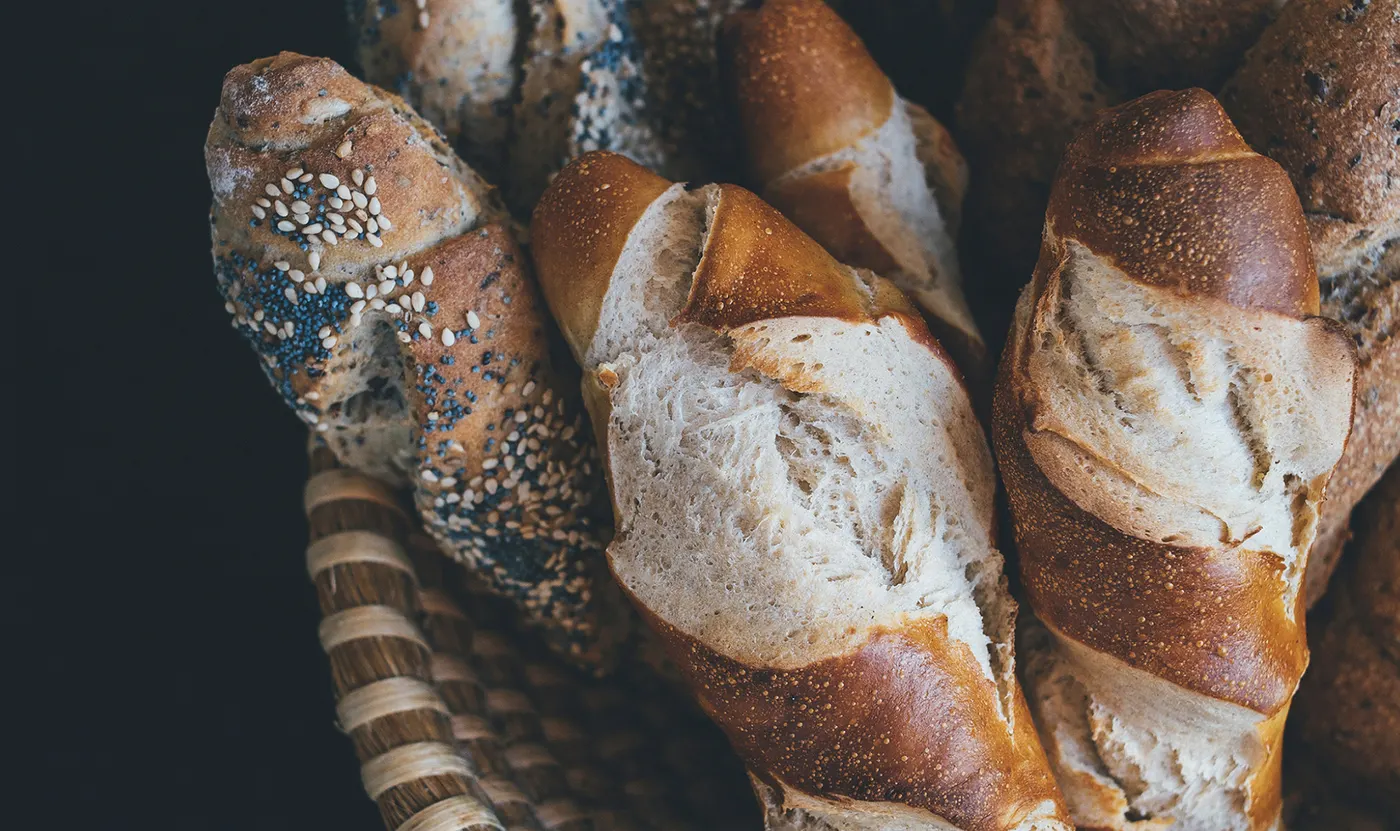 Frische Brote und Brötchen in der Bäckerei