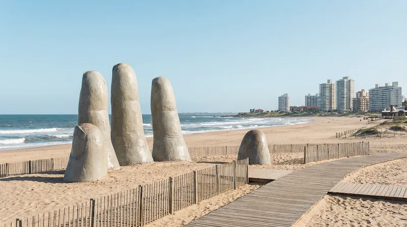 Monumento La Mano na praia de Punta del Este no Uruguai