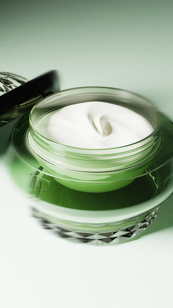 Rendu 3D d'un ensemble de flacons de parfum en verre vert sur une surface réfléchissante.