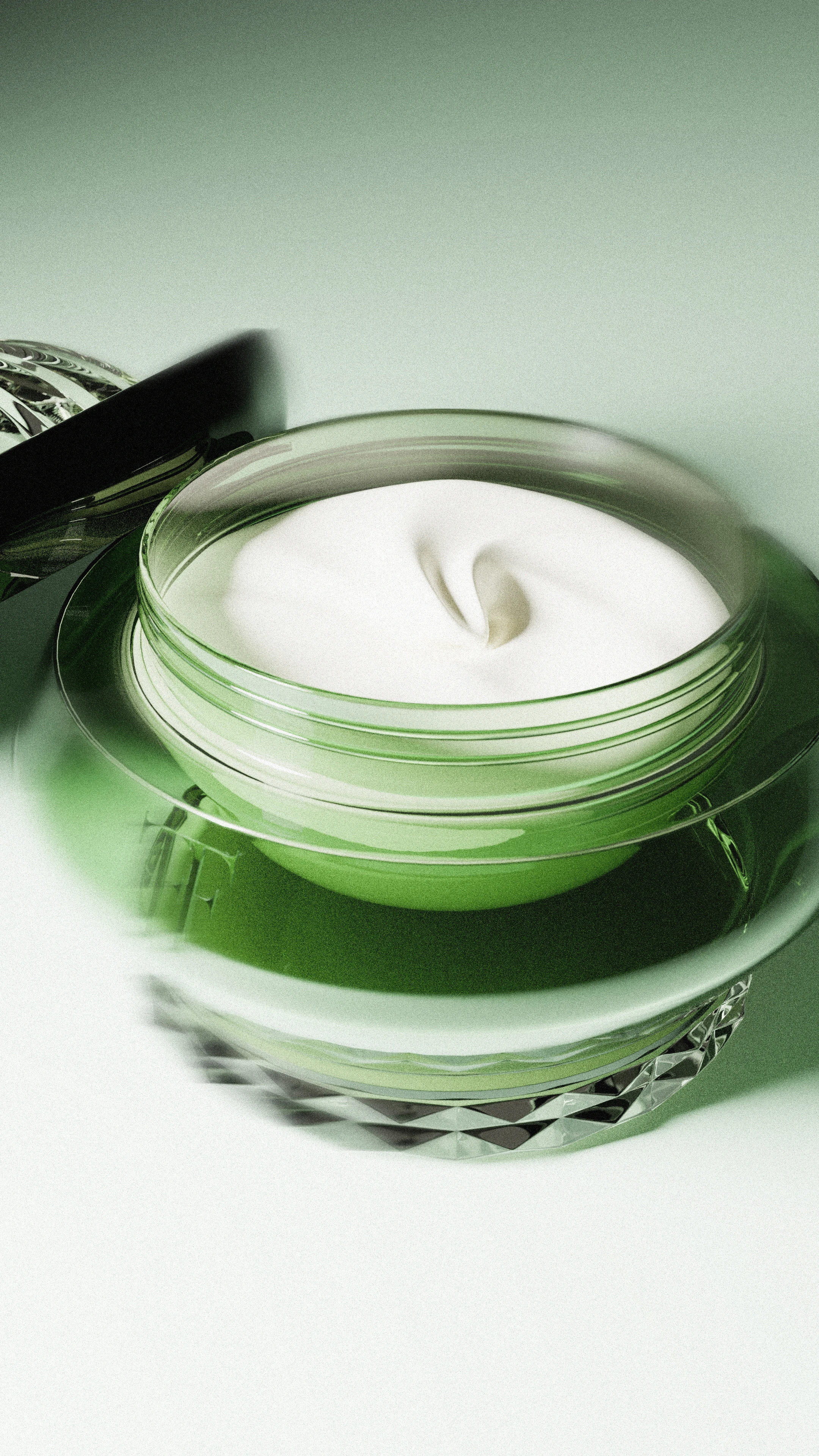 Rendu 3D d'un ensemble de flacons de parfum en verre vert sur une surface réfléchissante.