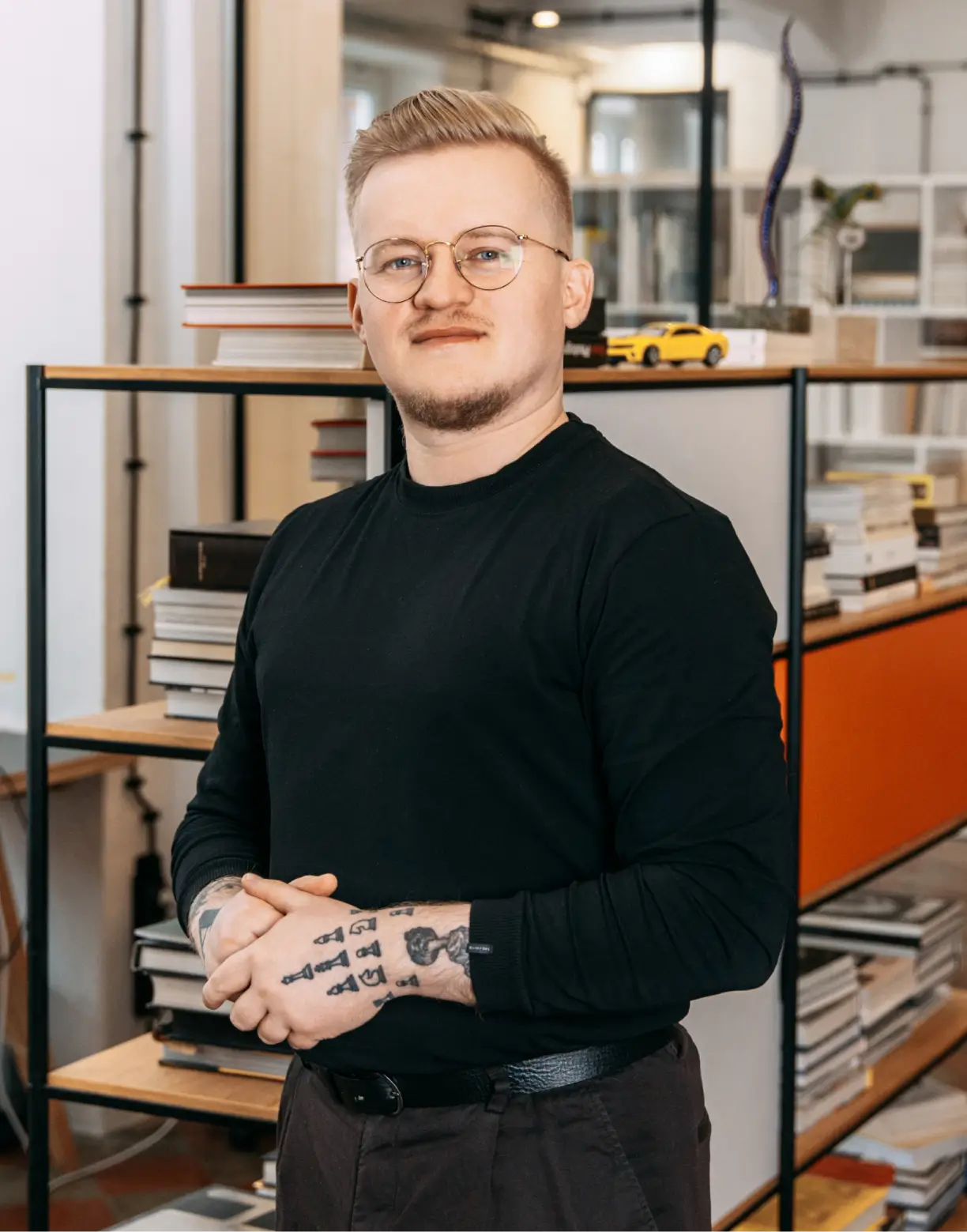 Portret mężczyzny w czarnym swetrze w biurze