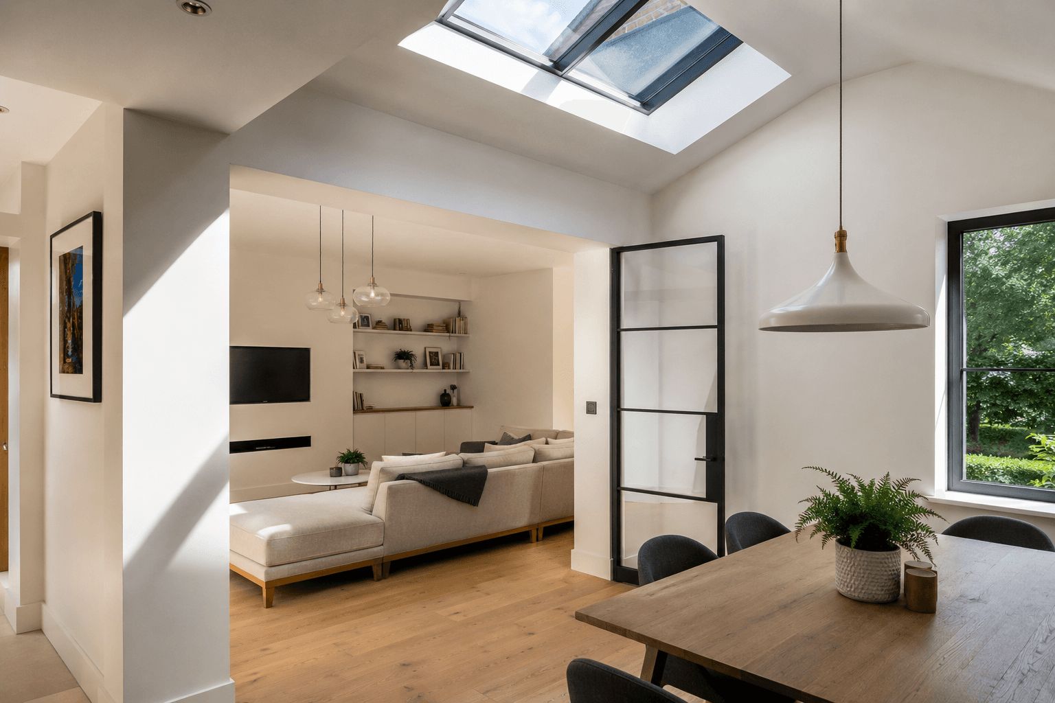 Intérieur lumineux sous toiture rénovée avec isolation thermique en Belgique