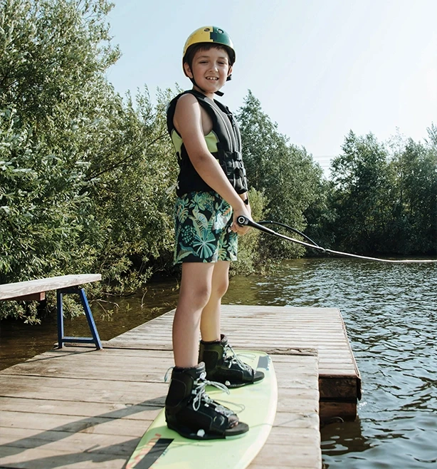 Enfant sur ponton débute le wakeboard avec Jam