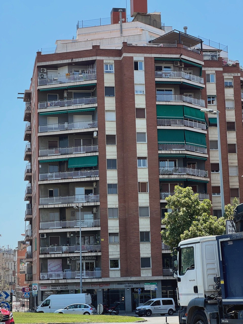 Façana de l'edifici de Roger de flor abans de ser rehabilitada