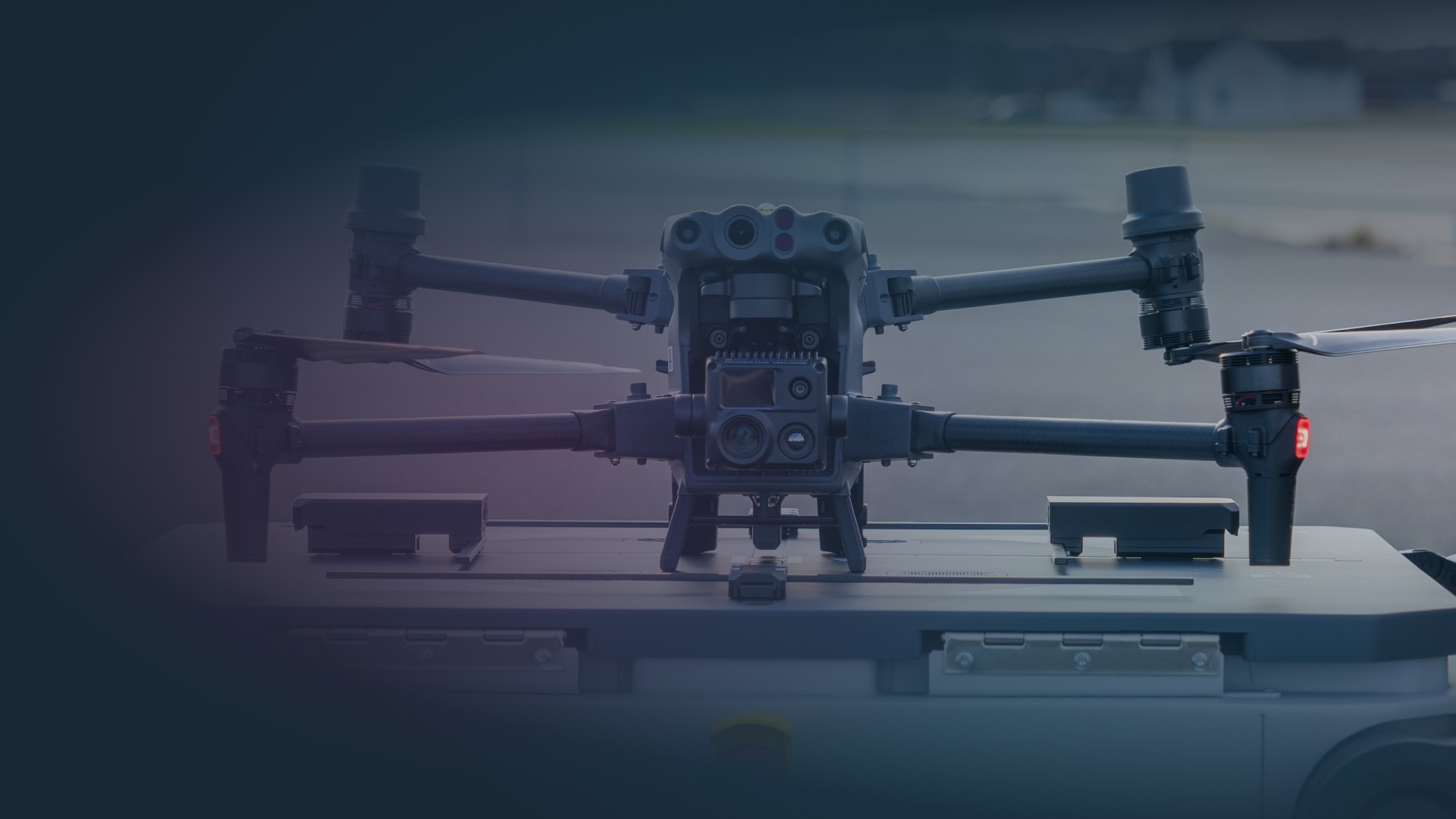 Professionelle DJI Enterprise-Drohne, die auf einer automatisierten Docking-Station für den schnellen Einsatz im Notfall positioniert ist.